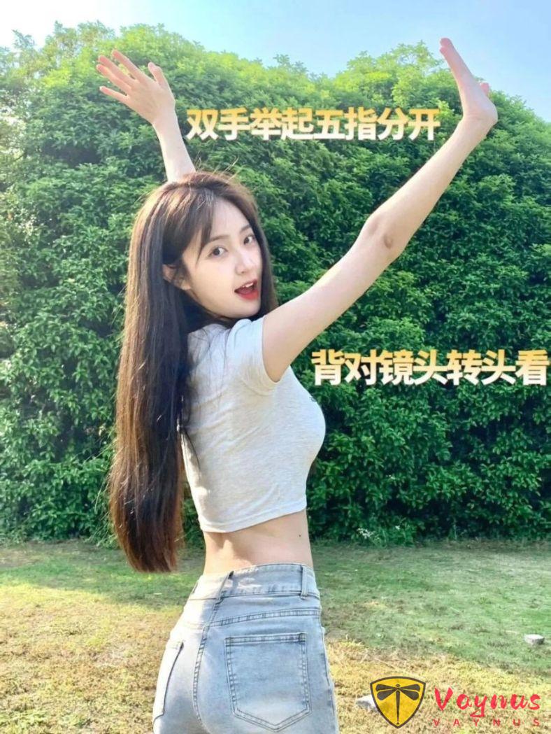 牛仔裤必学的9个万能动作，阳光自然又舒服，拍出青春感拉满的你