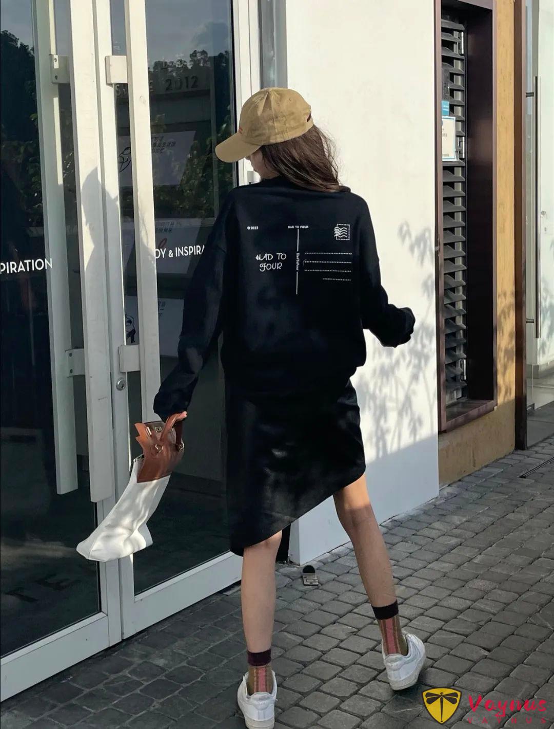卫衣+皮裙 休闲又帅气的早秋穿搭