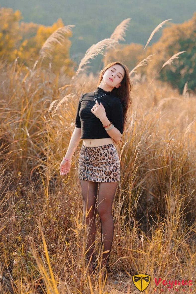 蘆葦蕩怎麼拍才高階？學會這9個氛圍感姿勢，氣質這一塊拿捏了