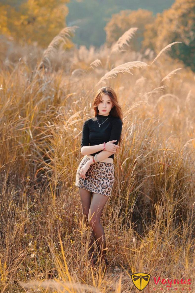 蘆葦蕩怎麼拍才高階？學會這9個氛圍感姿勢，氣質這一塊拿捏了