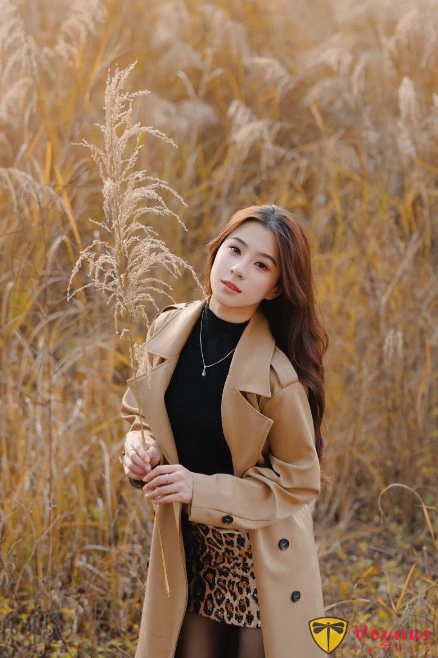 蘆葦蕩怎麼拍才高階？學會這9個氛圍感姿勢，氣質這一塊拿捏了