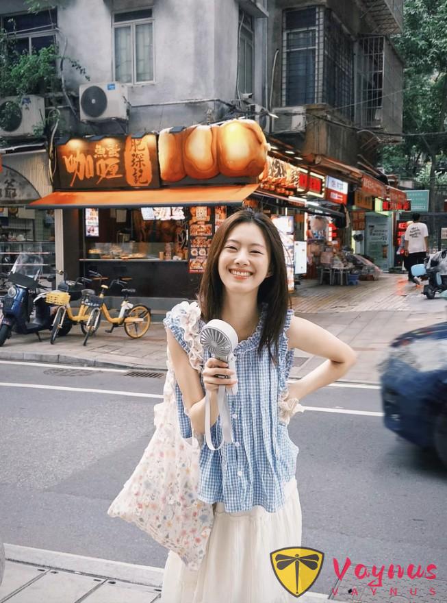 6個穿裙子拍照姿勢，自由鬆弛不做作，甜妹氛圍拉滿，誰拍誰好看