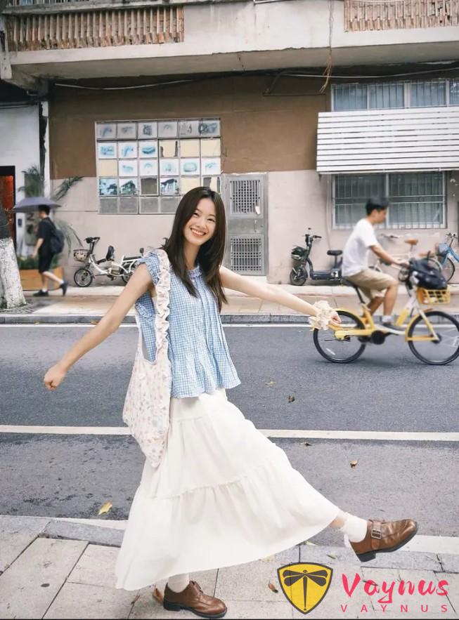 6個穿裙子拍照姿勢，自由鬆弛不做作，甜妹氛圍拉滿，誰拍誰好看