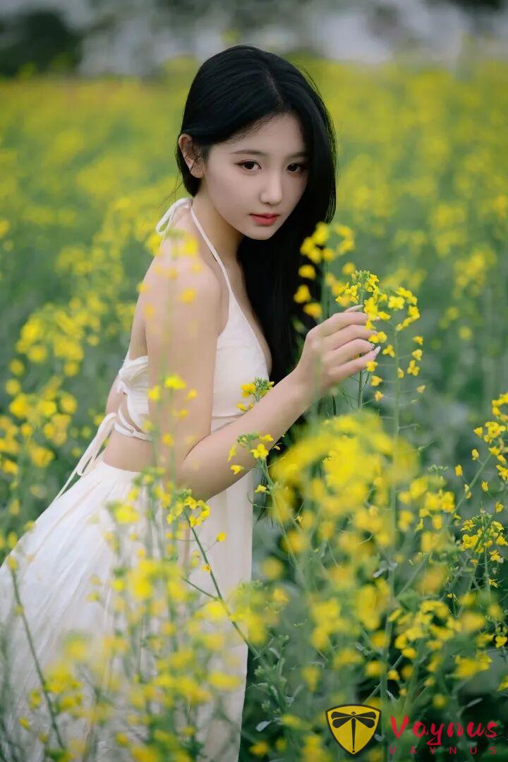 油菜花田怎麼拍?9個動作簡單易學,清新溫柔超治癒,盡顯曼妙身姿