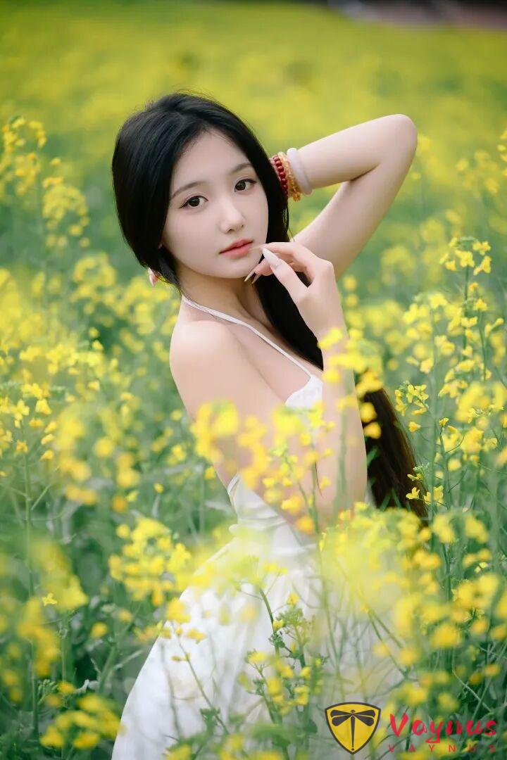 油菜花田怎麼拍?9個動作簡單易學,清新溫柔超治癒,盡顯曼妙身姿