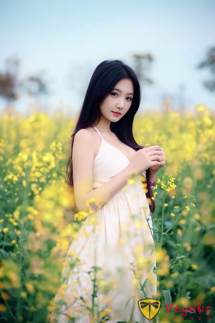 油菜花田怎麼拍?9個動作簡單易學,清新溫柔超治癒,盡顯曼妙身姿