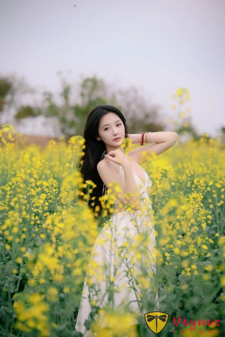 油菜花田怎麼拍?9個動作簡單易學,清新溫柔超治癒,盡顯曼妙身姿