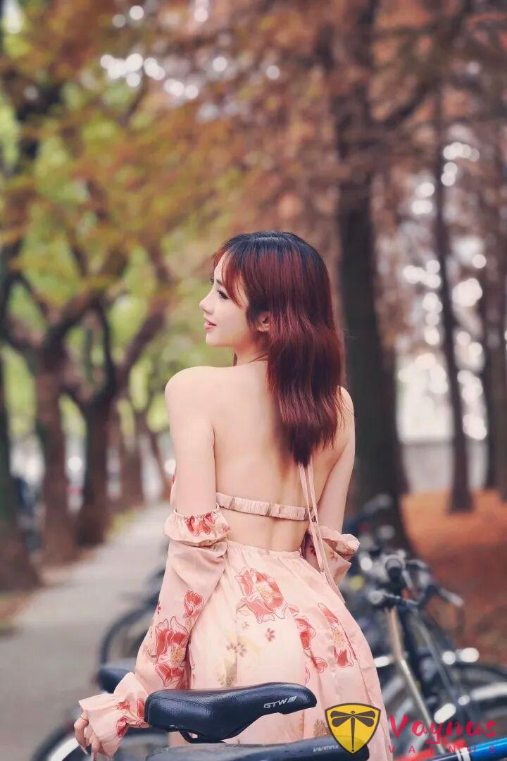 9个露背吊带裙拍照姿势，显瘦又高级，穿出法式慵懒感！