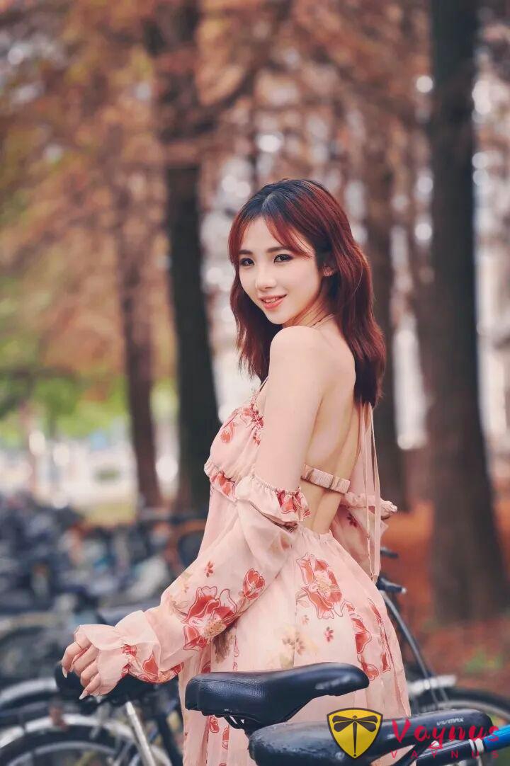 9个露背吊带裙拍照姿势，显瘦又高级，穿出法式慵懒感！