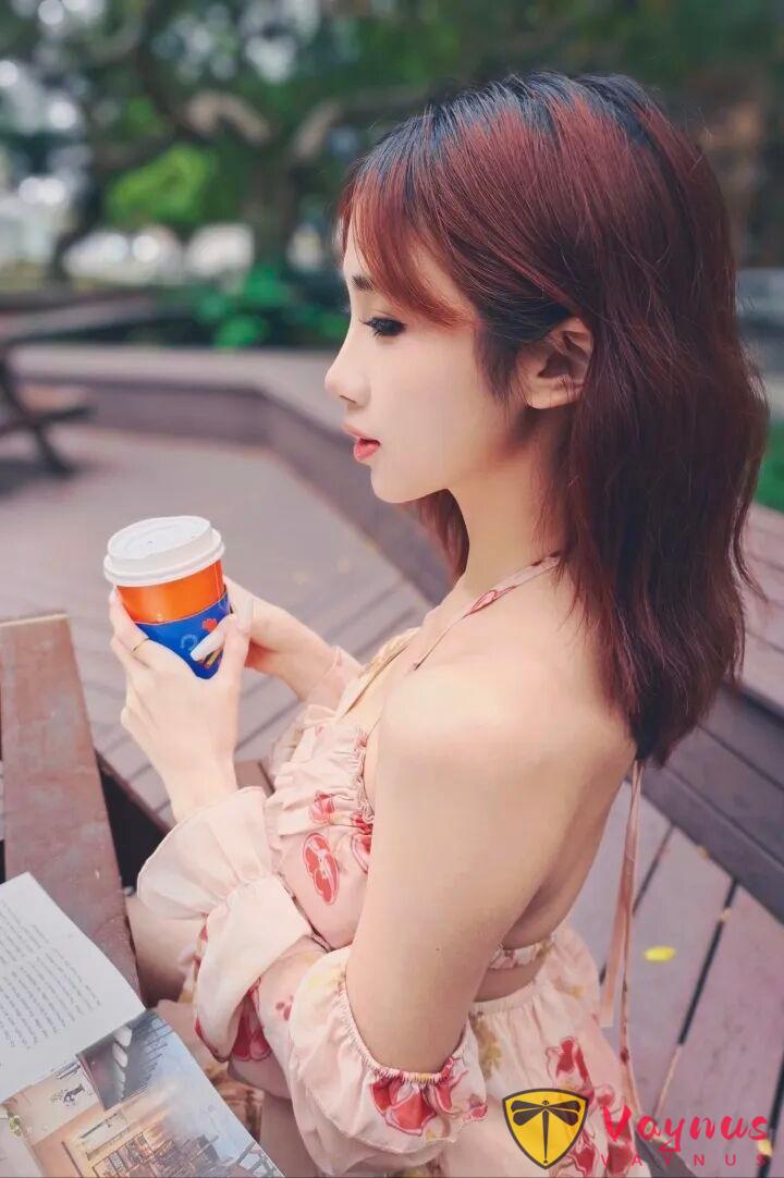 9个露背吊带裙拍照姿势，显瘦又高级，穿出法式慵懒感！