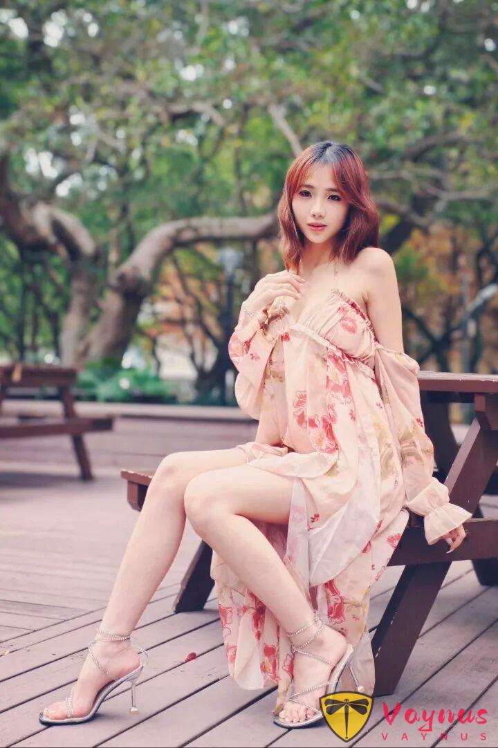 9个露背吊带裙拍照姿势，显瘦又高级，穿出法式慵懒感！