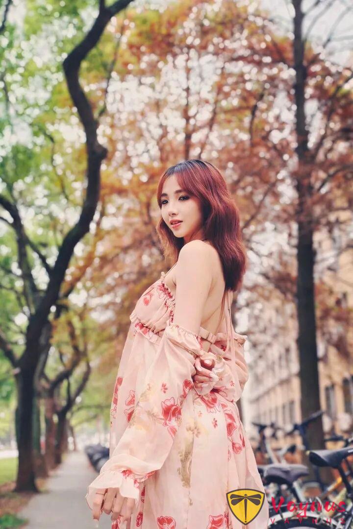 9个露背吊带裙拍照姿势，显瘦又高级，穿出法式慵懒感！