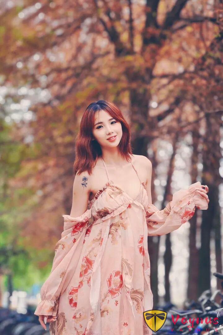 9个露背吊带裙拍照姿势，显瘦又高级，穿出法式慵懒感！