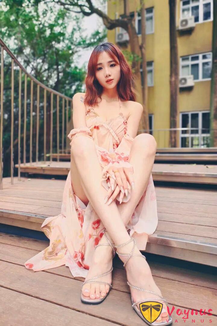 9个露背吊带裙拍照姿势，显瘦又高级，穿出法式慵懒感！