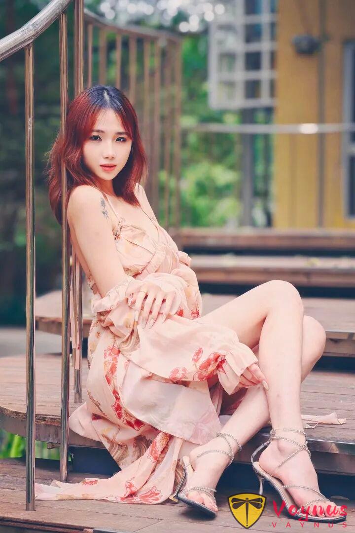 9个露背吊带裙拍照姿势，显瘦又高级，穿出法式慵懒感！