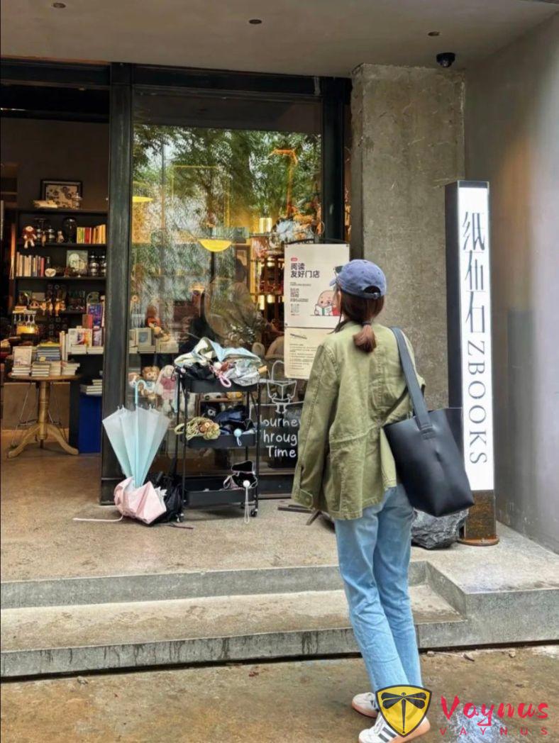 军绿色外套+牛仔裤好看穿搭