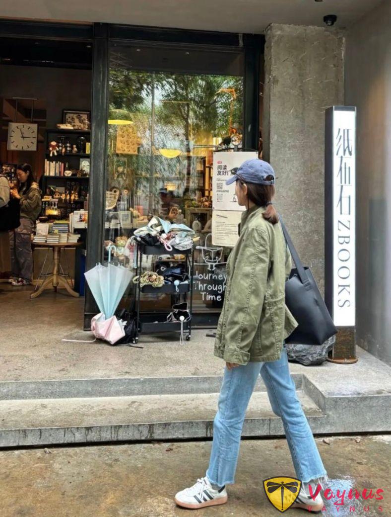 军绿色外套+牛仔裤好看穿搭