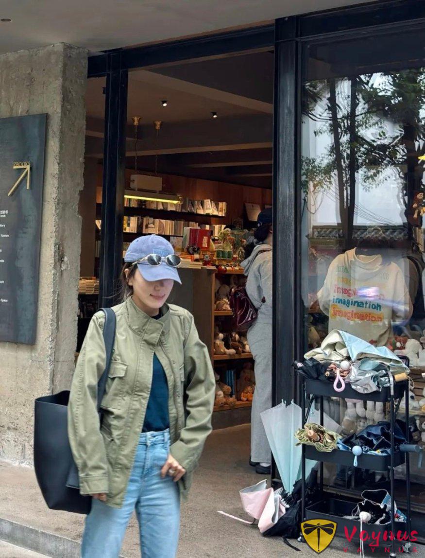 军绿色外套+牛仔裤好看穿搭