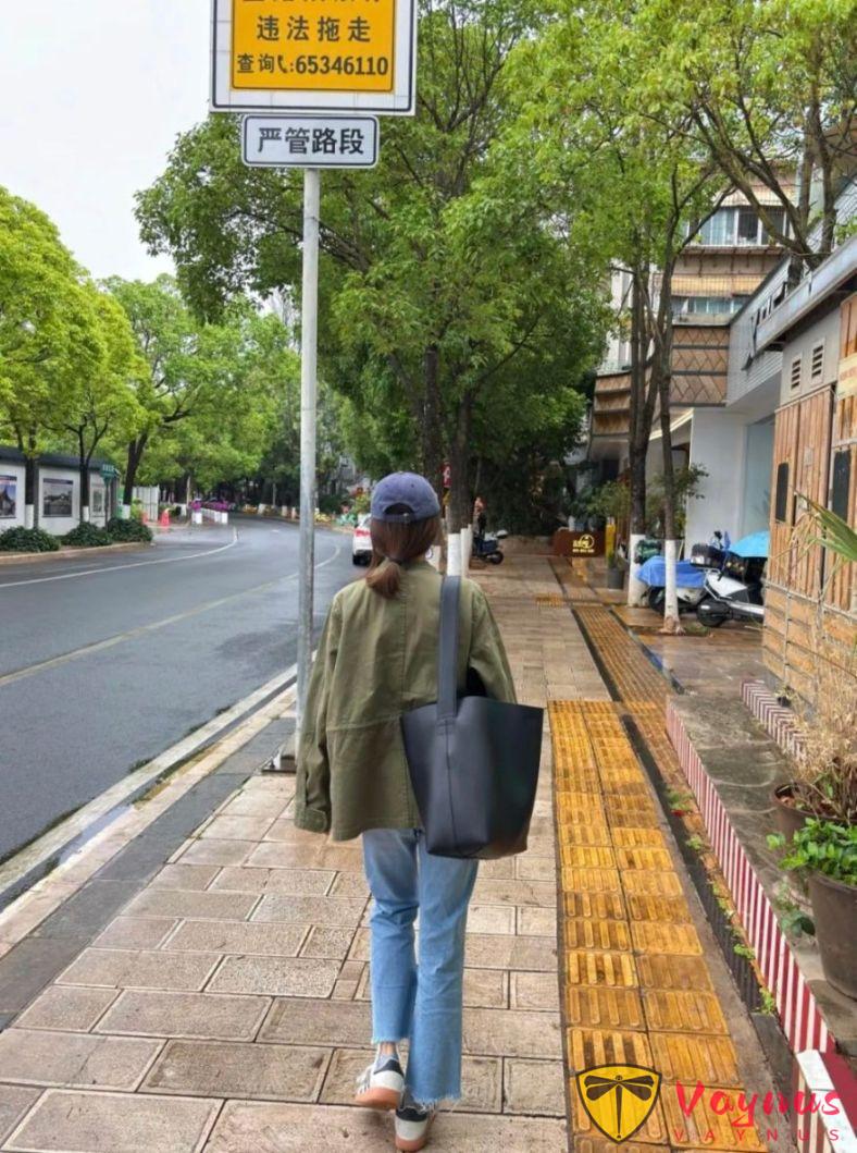 军绿色外套+牛仔裤好看穿搭