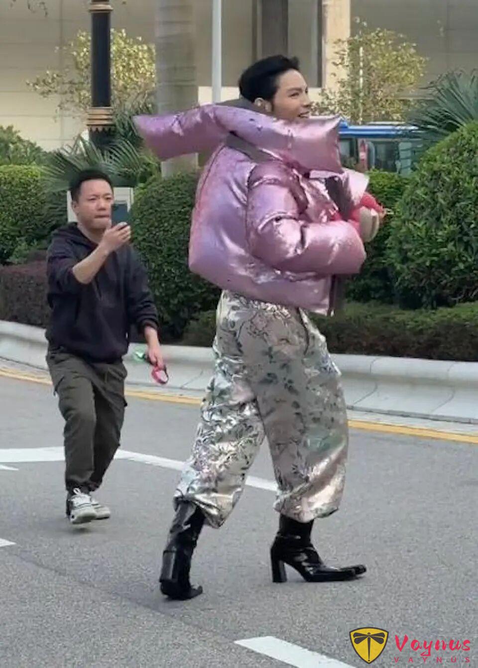 那個半夜砸車要500萬的男人,現在,他爸媽給媳婦2000億!