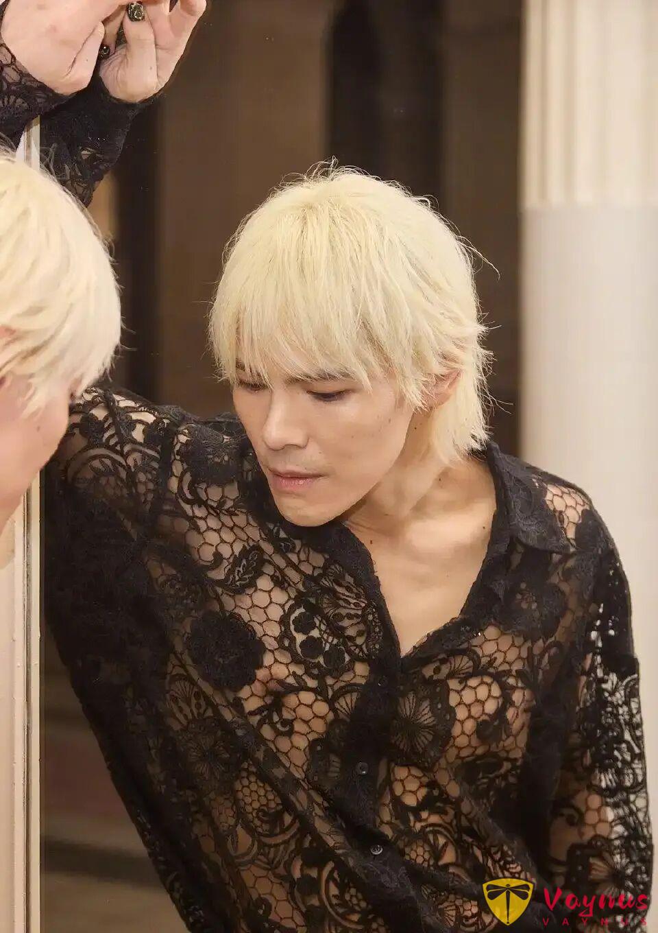 那個半夜砸車要500萬的男人,現在,他爸媽給媳婦2000億!