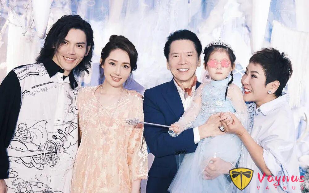 那個半夜砸車要500萬的男人,現在,他爸媽給媳婦2000億!