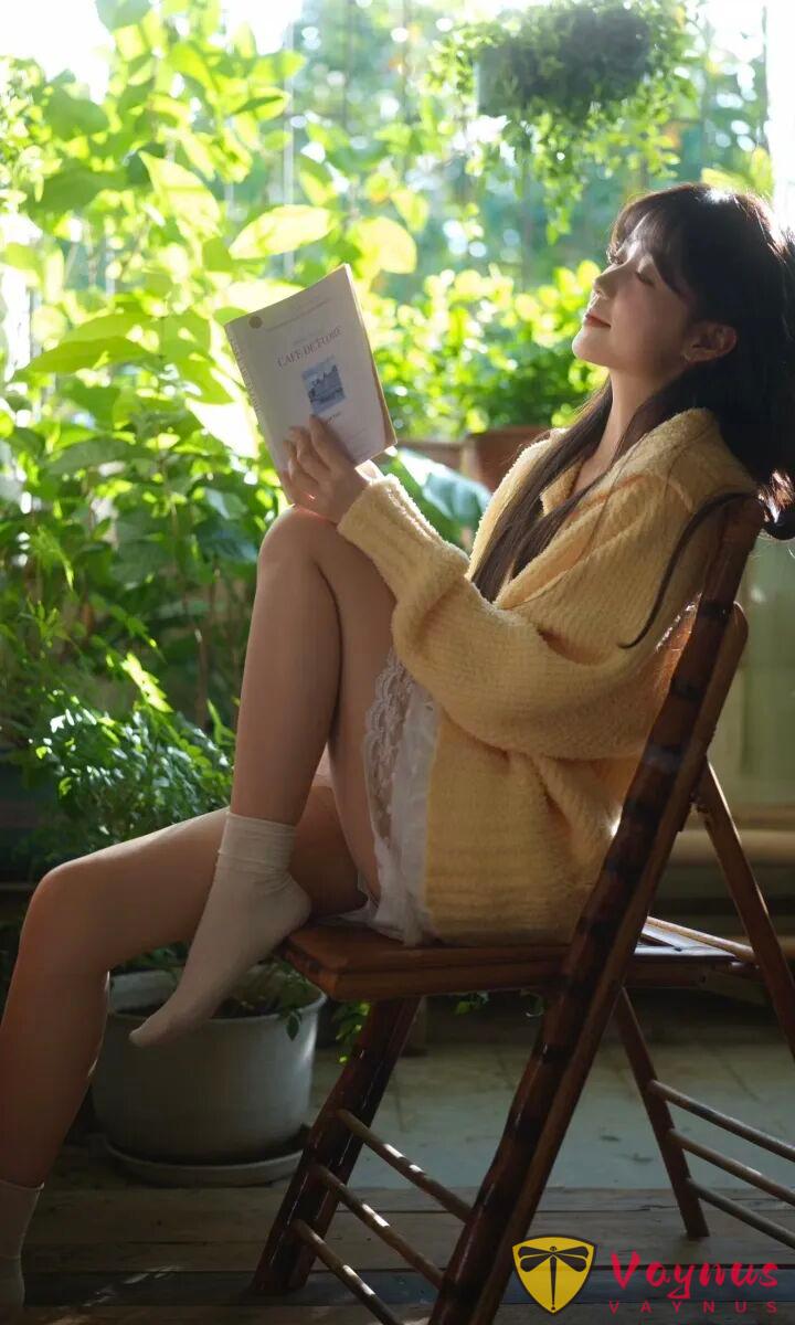 9個冬日居家拍照姿勢，窗邊光影+慵懶毛衣，治癒系大片美哭朋友圈