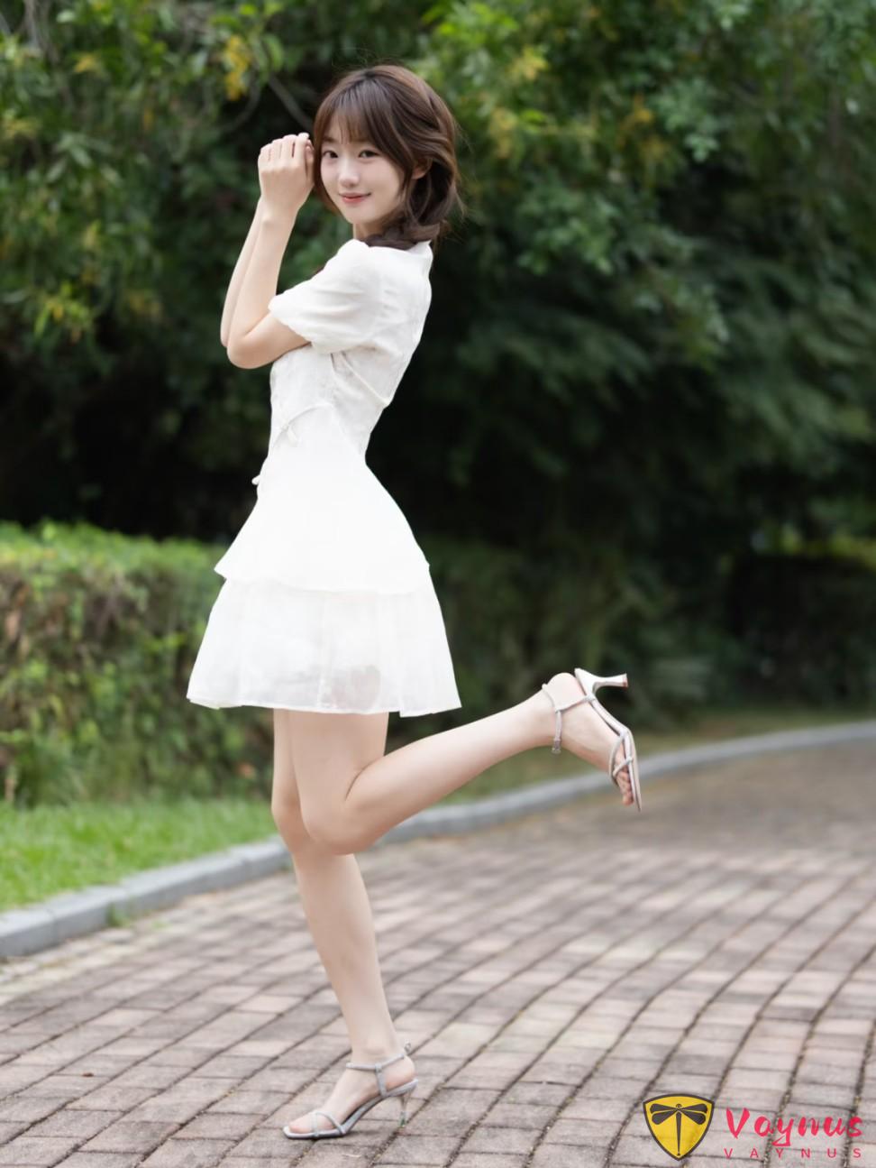 9个新中式甜妹拍照姿势,把国风穿出清纯白月光,秒变灵动少女