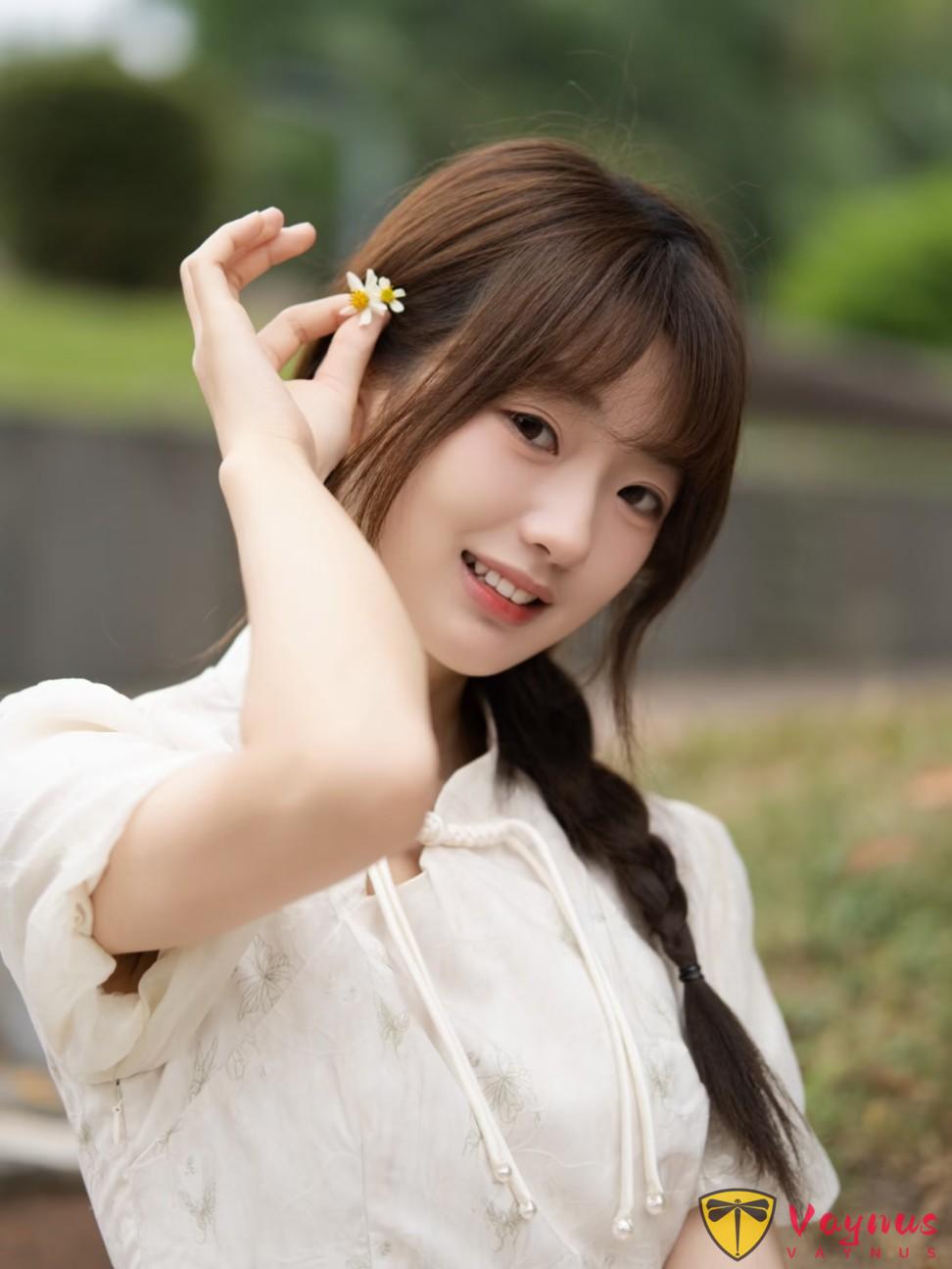 9个新中式甜妹拍照姿势,把国风穿出清纯白月光,秒变灵动少女