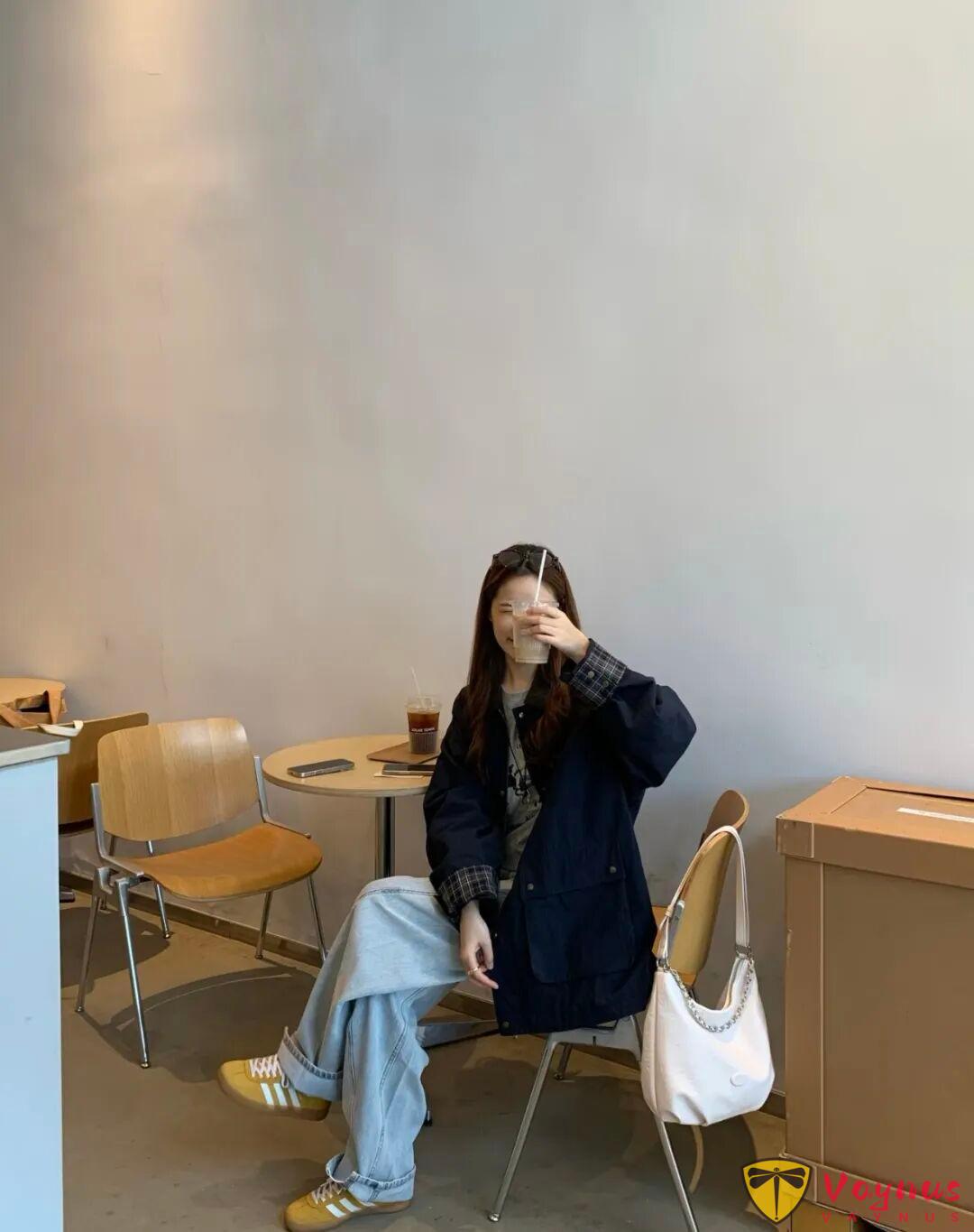 藏藍色風衣簡約亮眼穿搭