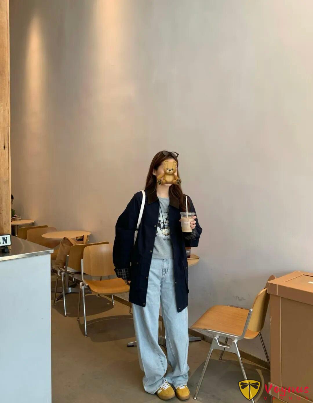 藏藍色風衣簡約亮眼穿搭