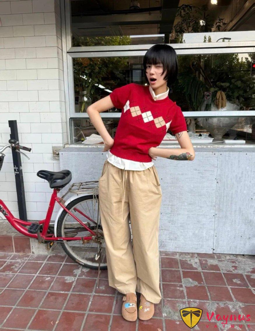 红色针织的复古学院风穿搭