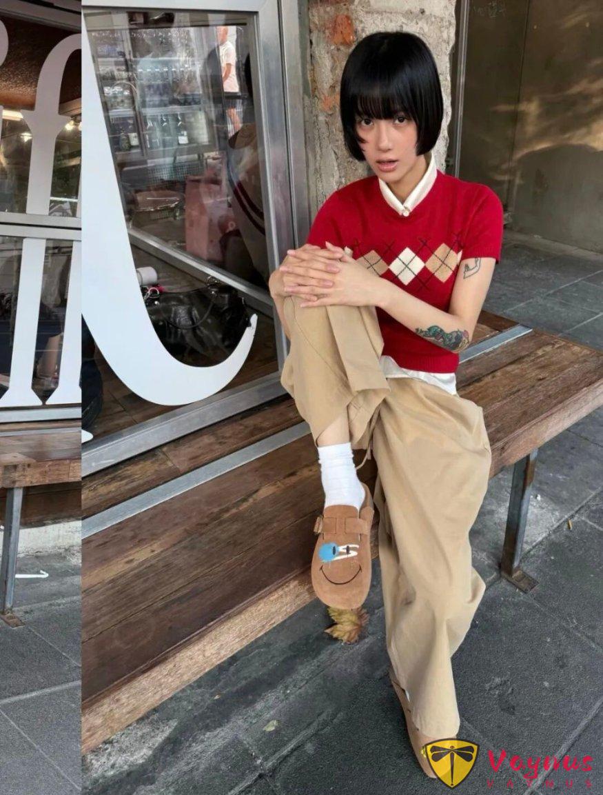 红色针织的复古学院风穿搭