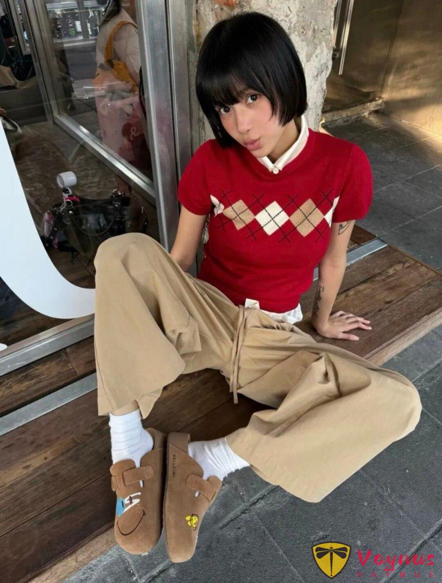 红色针织的复古学院风穿搭