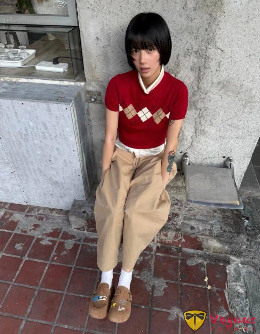红色针织的复古学院风穿搭