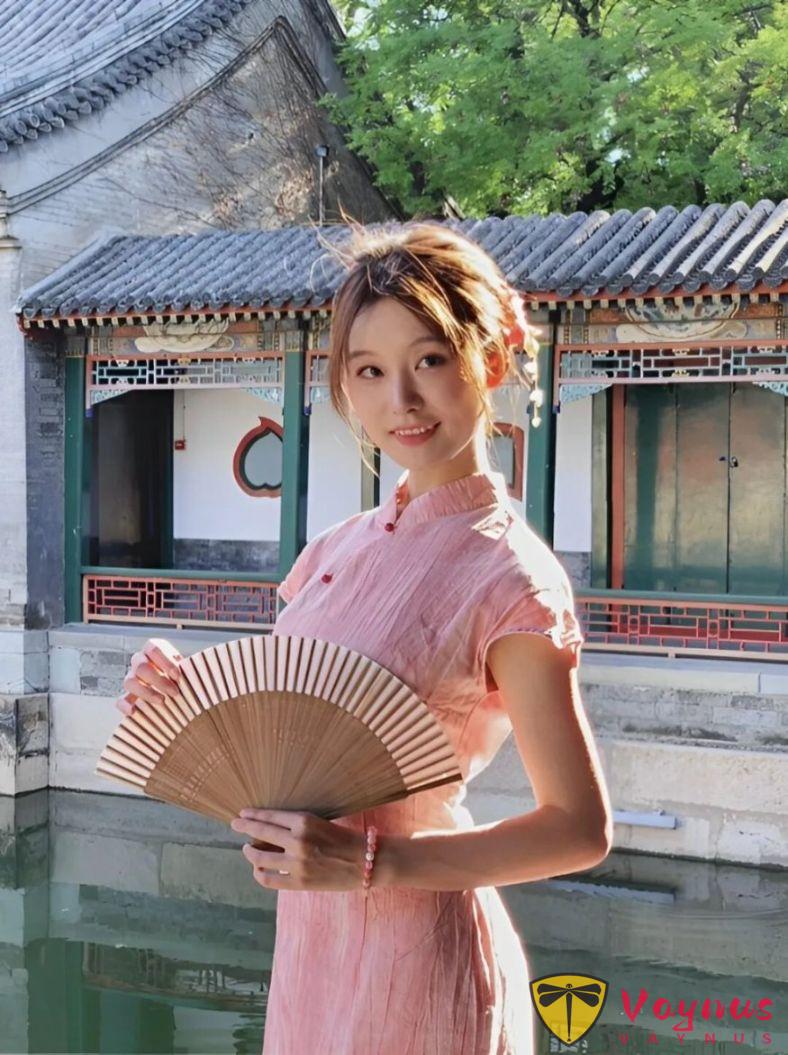 3个穿旗袍拍照姿势，温婉气质，优雅古典美，活泼且具东方韵味的国风氛围感。