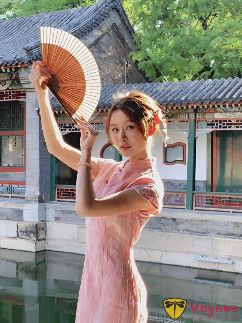 3个穿旗袍拍照姿势，温婉气质，优雅古典美，活泼且具东方韵味的国风氛围感。