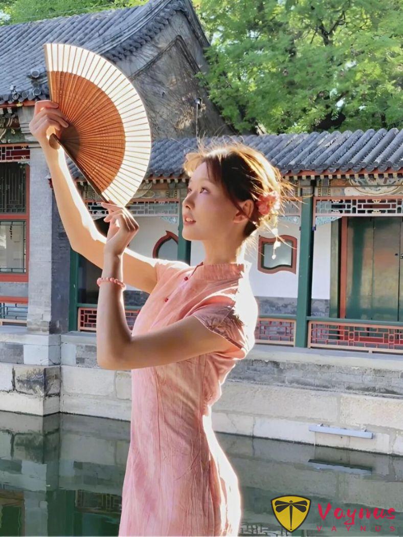 3个穿旗袍拍照姿势，温婉气质，优雅古典美，活泼且具东方韵味的国风氛围感。