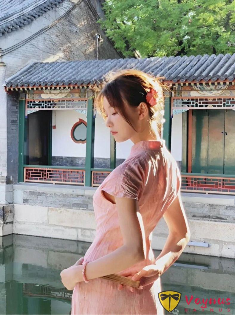 3个穿旗袍拍照姿势，温婉气质，优雅古典美，活泼且具东方韵味的国风氛围感。
