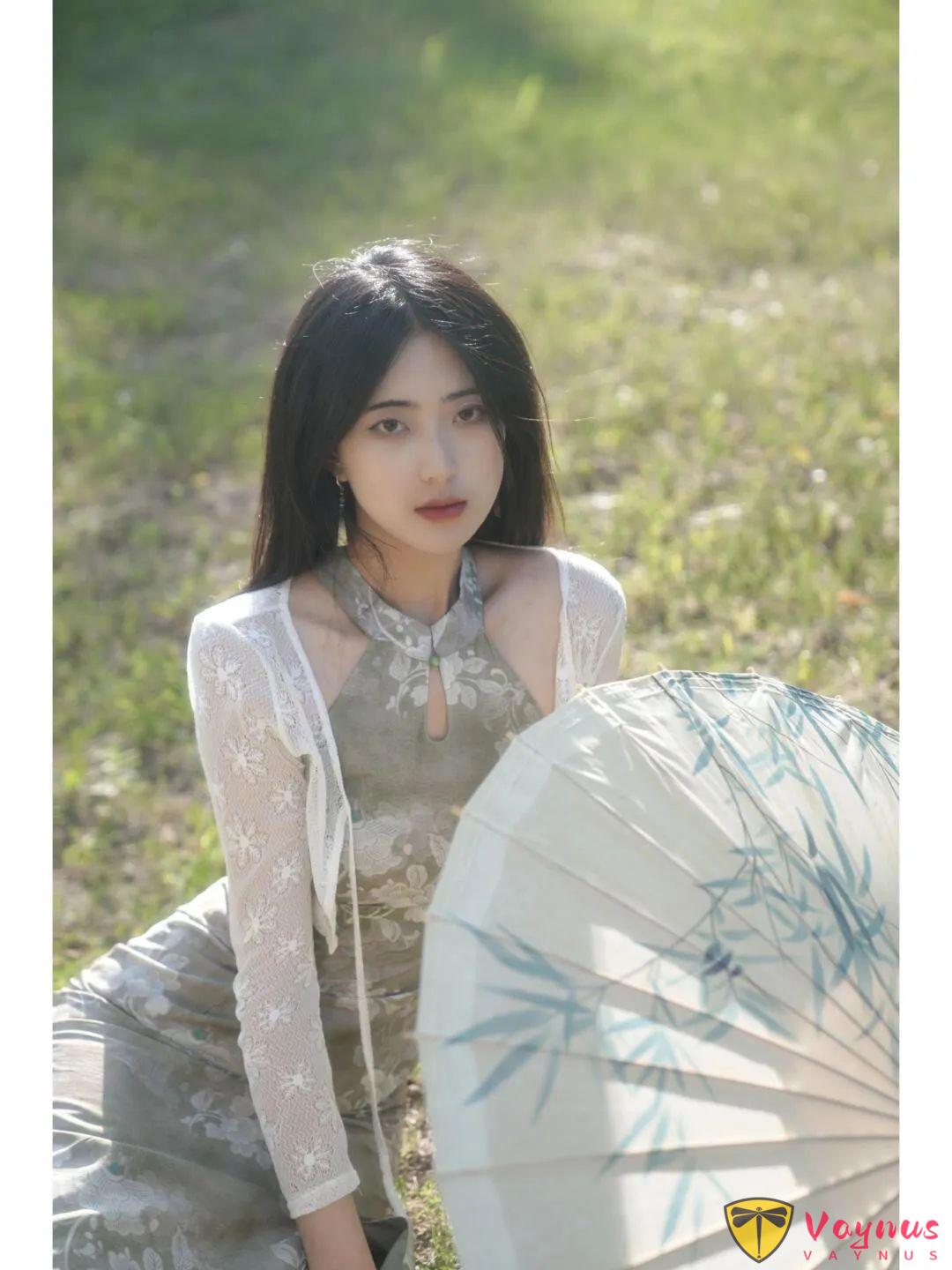 草地斜陽3個動作：古風旗袍拍出氛圍感女主，逆光也能仙氣爆棚