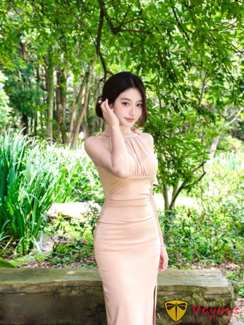 御姐穿裙子拍照，7個小媽感姿勢，拍出自帶故事感的女人味