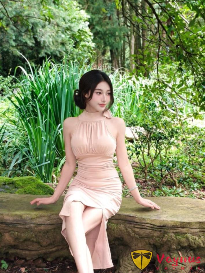 御姐穿裙子拍照，7個小媽感姿勢，拍出自帶故事感的女人味