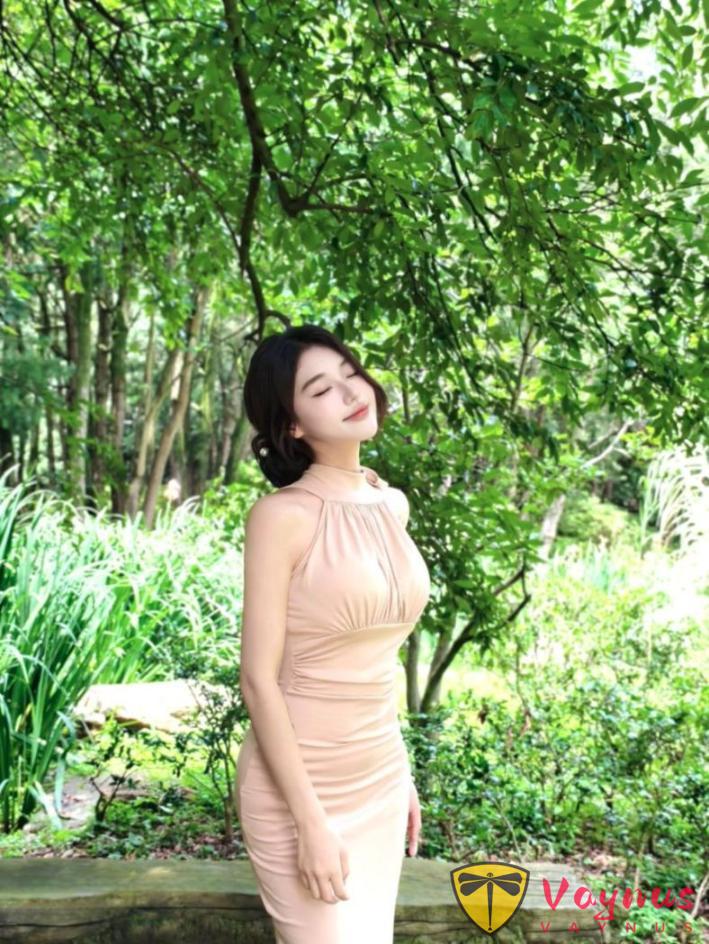 御姐穿裙子拍照，7個小媽感姿勢，拍出自帶故事感的女人味