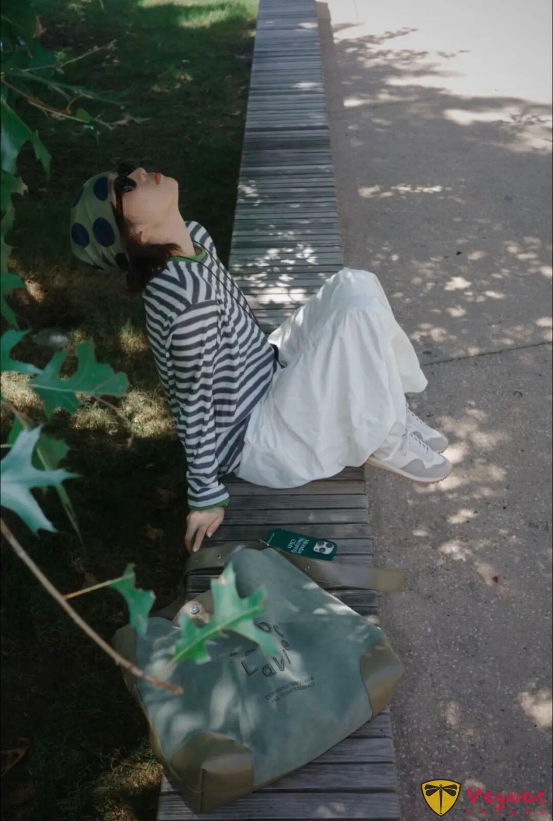慵懒松弛的条纹长袖T恤+白色工装裤穿搭