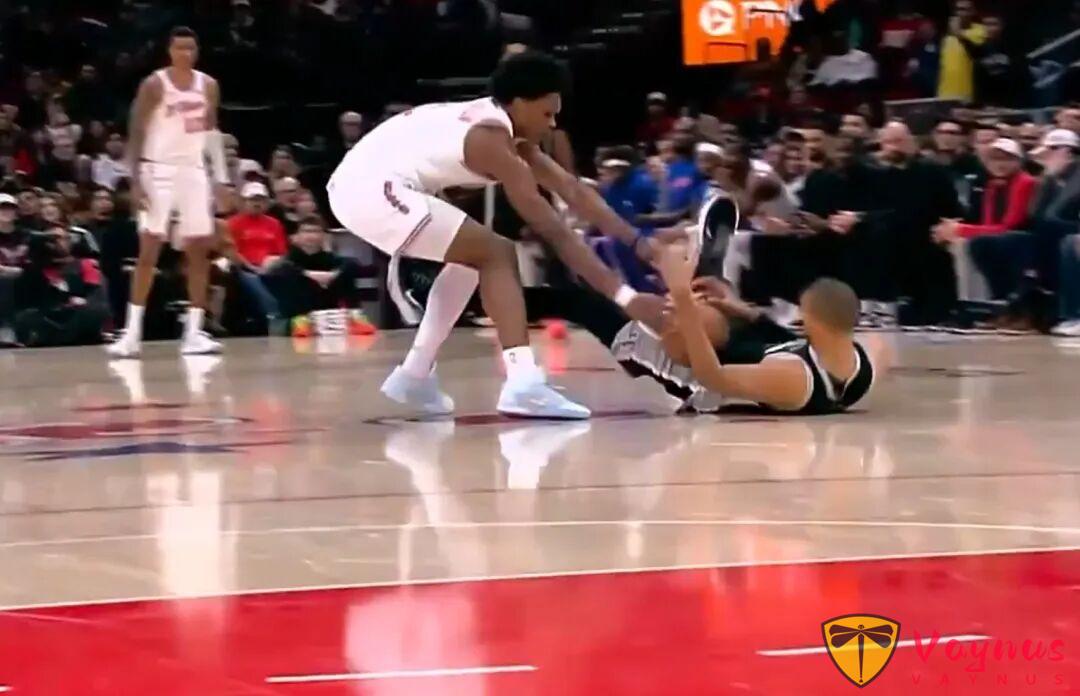 文班28+16+5帽！马刺111-99客场逆转火箭！