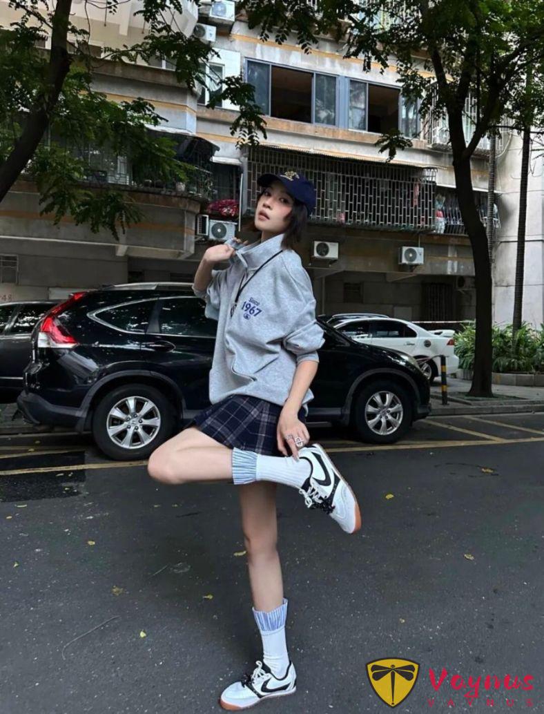 灰色卫衣+格子半裙，很休闲时髦的穿搭