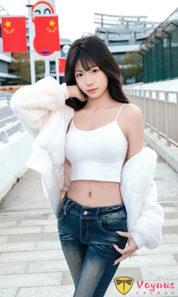 冬日街拍天花板！9个牛仔裤拍照姿势，性感又高级，谁拍谁好看