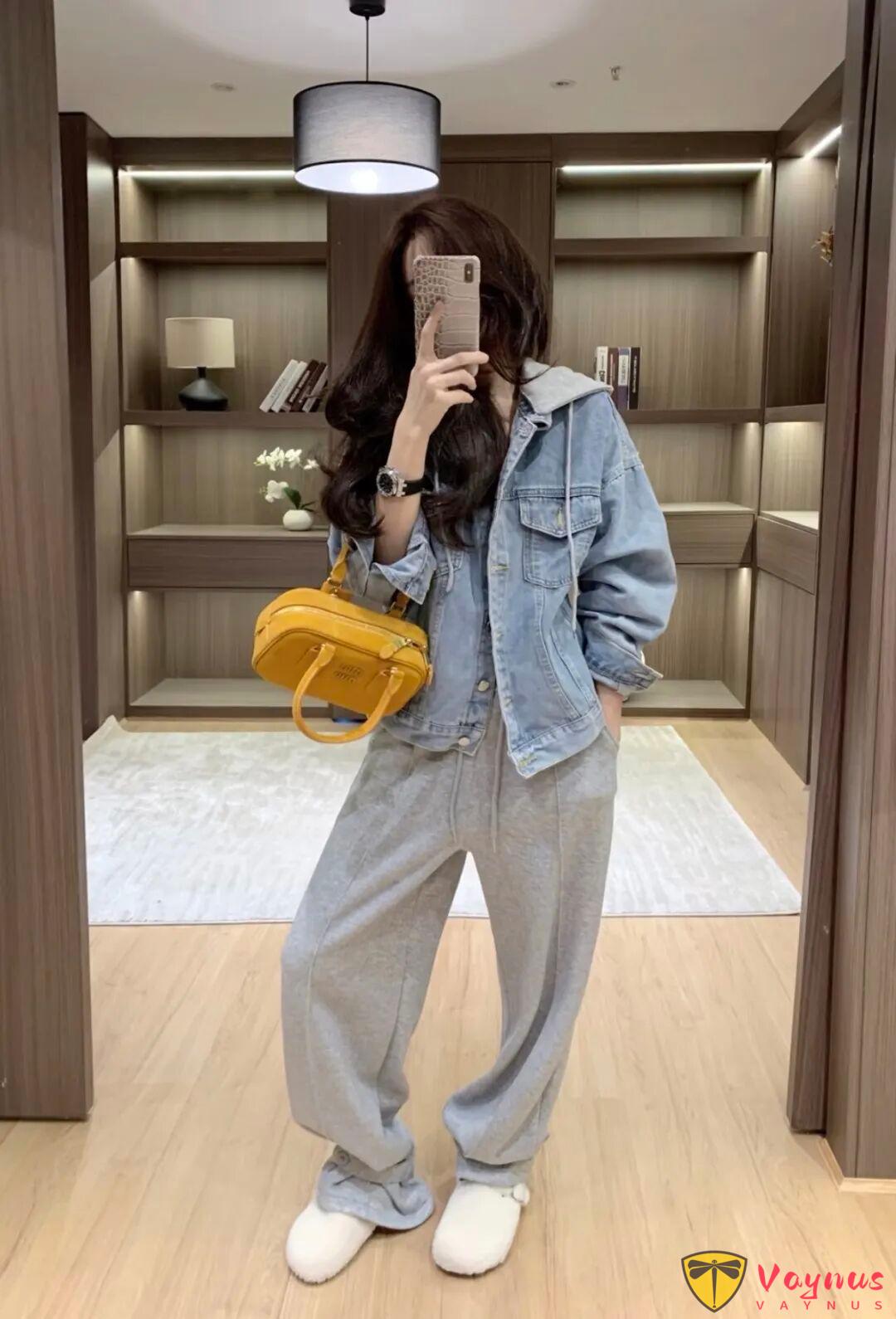 牛仔外套+灰色衛褲休閒鬆弛穿搭