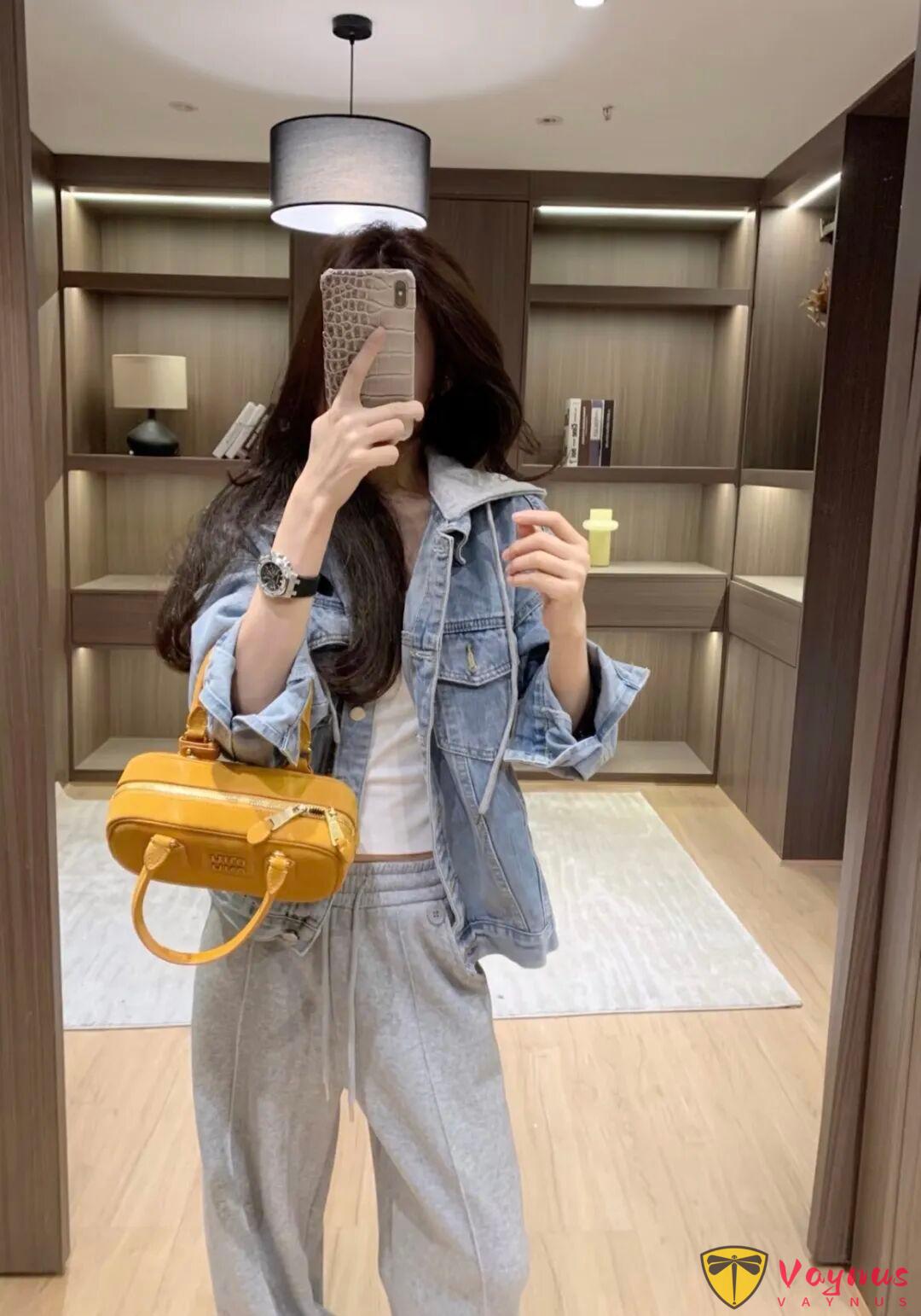 牛仔外套+灰色衛褲休閒鬆弛穿搭