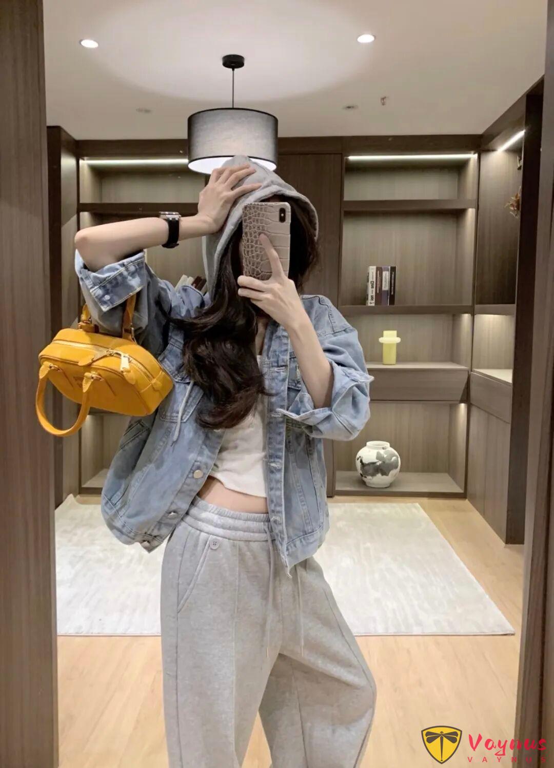 牛仔外套+灰色衛褲休閒鬆弛穿搭